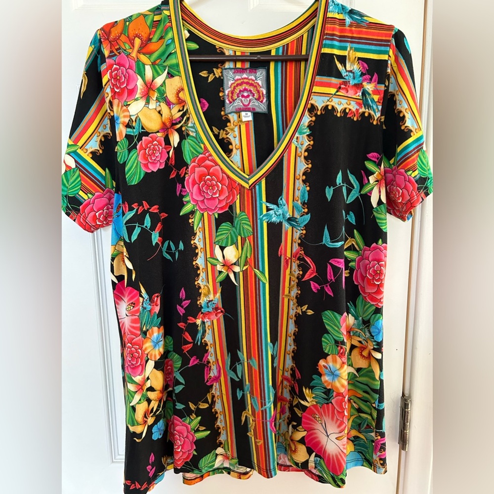 JOHNNY WAS V neck tee, size M